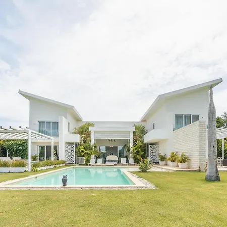 Luxury Lakefront Vacation Paradise!